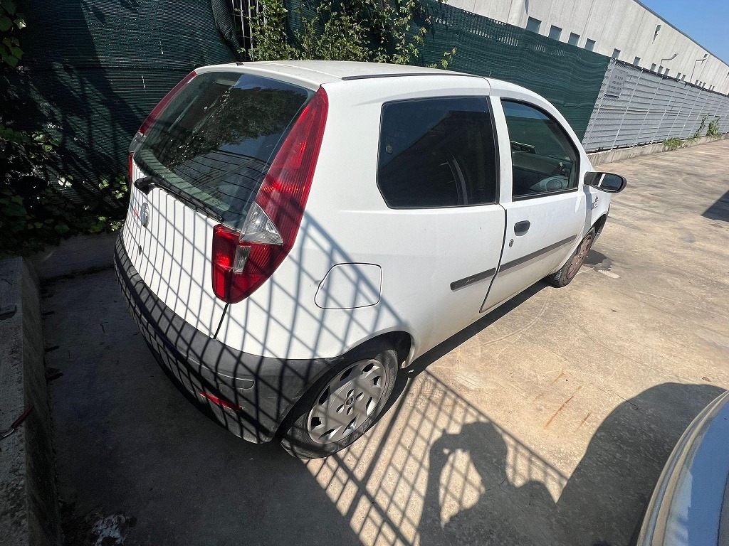 FIAT PUNTO VAN 1.3 D 51KW 5M 3P (2004) RICAMBI USATI AUTO IN PIAZZALE 