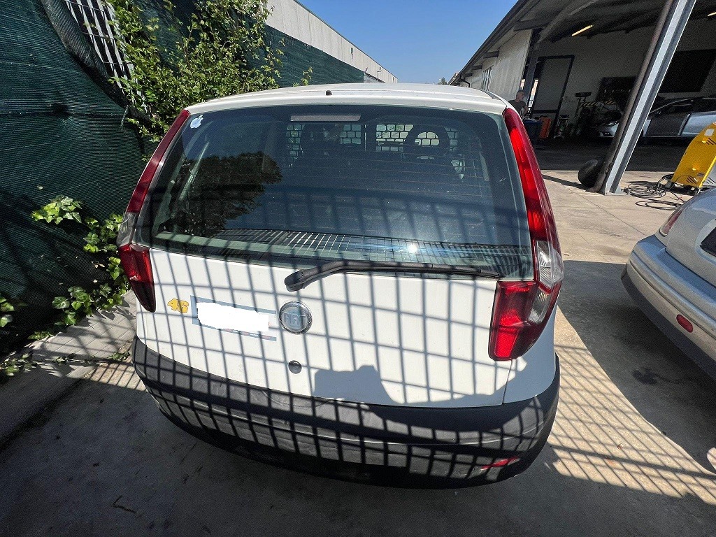 FIAT PUNTO VAN 1.3 D 51KW 5M 3P (2004) RICAMBI USATI AUTO IN PIAZZALE 