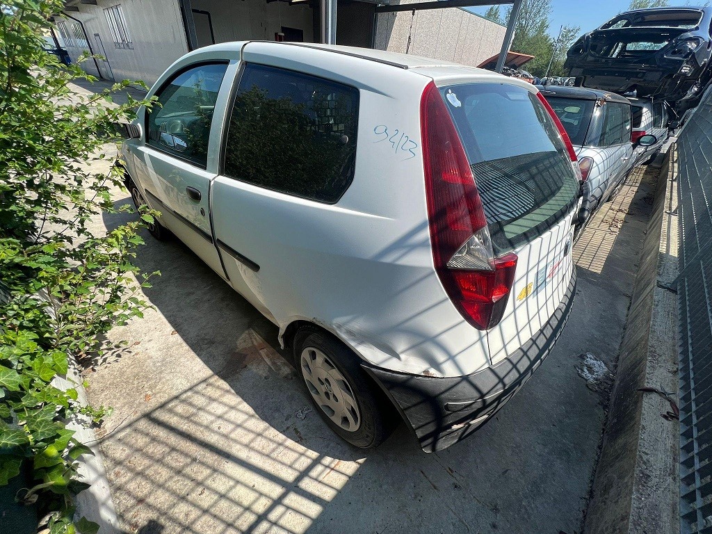 FIAT PUNTO VAN 1.3 D 51KW 5M 3P (2004) RICAMBI USATI AUTO IN PIAZZALE 