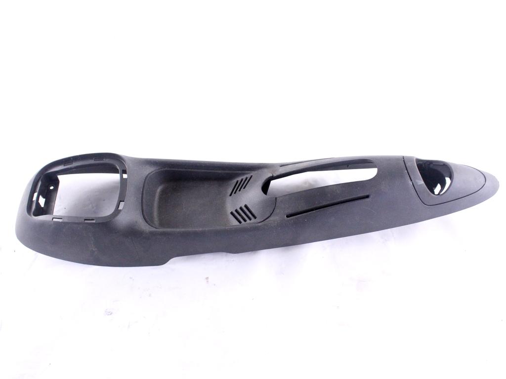 PLASTIKA MED SEDEZI BREZ NASLONJALA ROK OEM N. 735275239 ORIGINAL REZERVNI DEL FIAT PUNTO 188 MK2 R (2003 - 2011) BENZINA LETNIK 2010