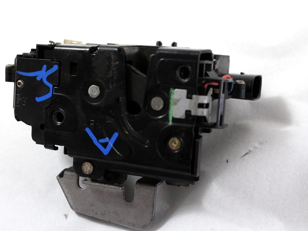 CENTRALNO ZAKLEPANJE PREDNIH LEVIH VRAT OEM N. 4B1837015G ORIGINAL REZERVNI DEL AUDI A4 B6 8E2 8E5 BER/SW (2001 - 2005) DIESEL LETNIK 2002