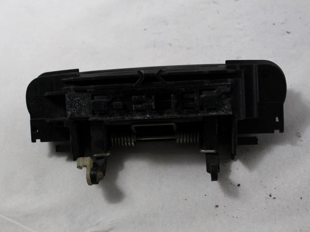 ZUNANJA KLJUKA SPREDNJA DESNA VRATA OEM N. 8E0839207 ORIGINAL REZERVNI DEL AUDI A4 B6 8E2 8E5 BER/SW (2001 - 2005) DIESEL LETNIK 2002