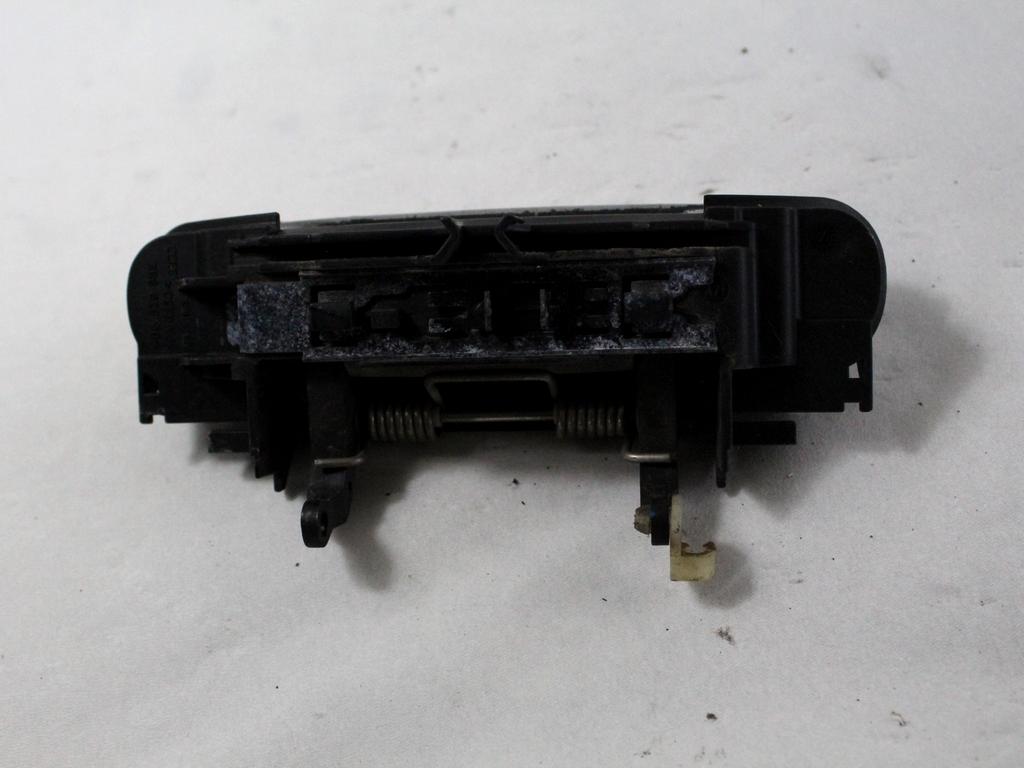 ZUNANJA KLJUKA ZADNJA LEVA VRATA OEM N. 8E0839207 ORIGINAL REZERVNI DEL AUDI A4 B6 8E2 8E5 BER/SW (2001 - 2005) DIESEL LETNIK 2002