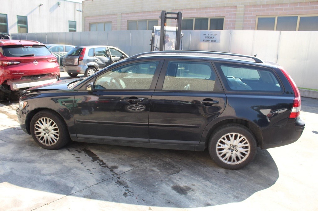 VOLVO V50 SW 2.0 D 100KW 6M 5P (2004) RICAMBI IN MAGAZZINO