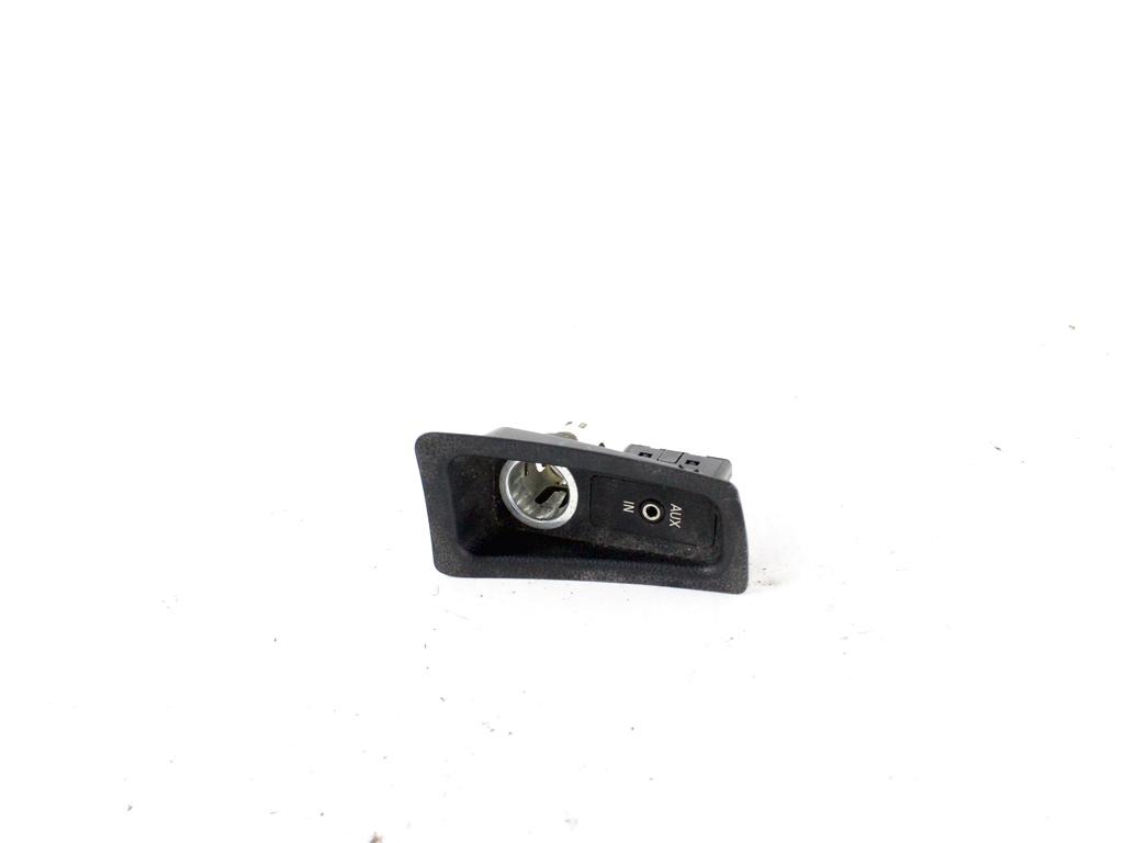 USB / AUX OEM N. 61316930561 ORIGINAL REZERVNI DEL BMW SERIE 1 BER/COUPE/CABRIO E81/E82/E87/E88 (2003 - 2007) DIESEL LETNIK 2006