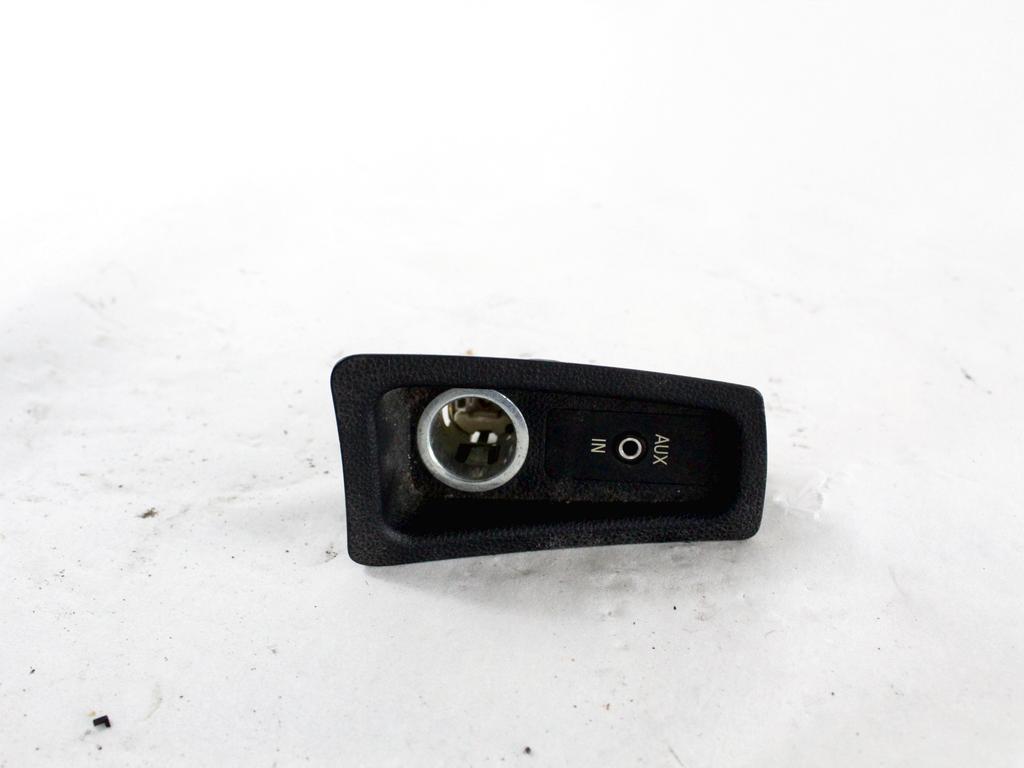 USB / AUX OEM N. 61316930561 ORIGINAL REZERVNI DEL BMW SERIE 1 BER/COUPE/CABRIO E81/E82/E87/E88 (2003 - 2007) DIESEL LETNIK 2006