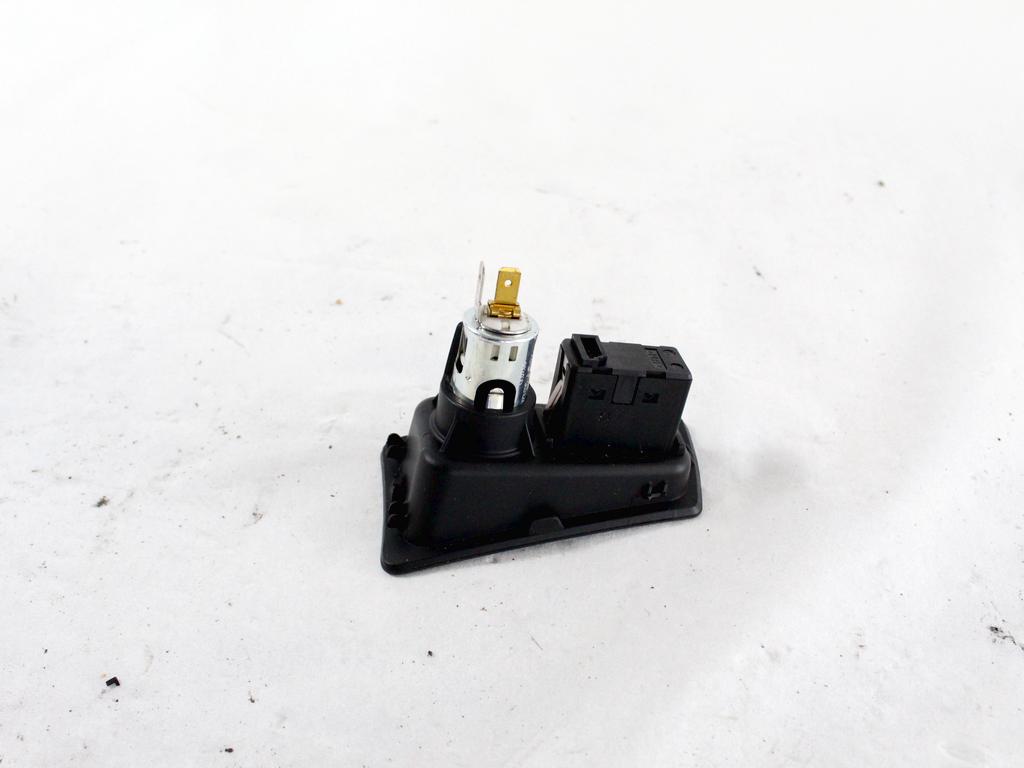 USB / AUX OEM N. 61316930561 ORIGINAL REZERVNI DEL BMW SERIE 1 BER/COUPE/CABRIO E81/E82/E87/E88 (2003 - 2007) DIESEL LETNIK 2006