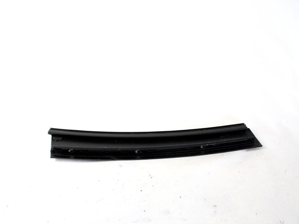 COVER / STOLPEC B / VRATA / SPREDNJA OEM N. 8622654 ORIGINAL REZERVNI DEL VOLVO V50 545 (2004 - 05/2007) DIESEL LETNIK 2004