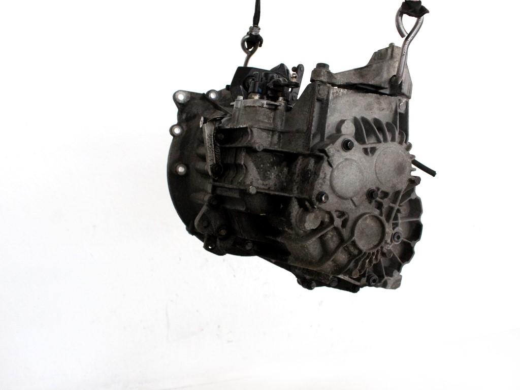 ROCNI MENJALNIK OEM N. 8252196 ORIGINAL REZERVNI DEL VOLVO V50 545 (2004 - 05/2007) DIESEL LETNIK 2004