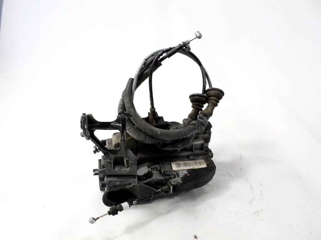 CENTRALNI ZAKLEP SPREDNJIH VRAT  OEM N. 81320-2B030 ORIGINAL REZERVNI DEL HYUNDAI SANTA FE CM MK2 (2006 - 2012)DIESEL LETNIK 2011