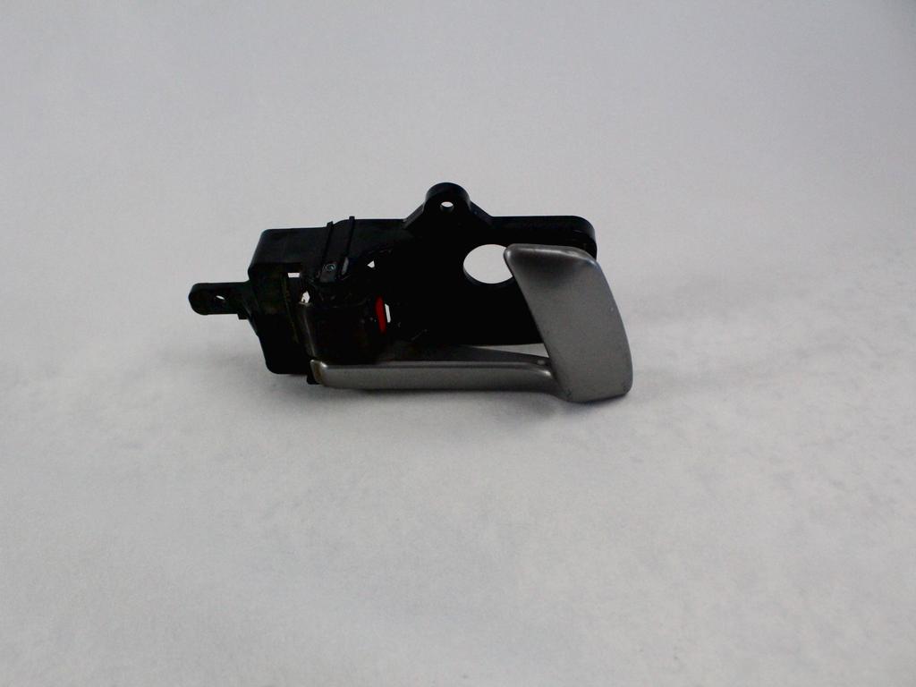 NOTRANJA KLJUKA  OEM N. 82623-CM000 ORIGINAL REZERVNI DEL HYUNDAI SANTA FE CM MK2 (2006 - 2012)DIESEL LETNIK 2011