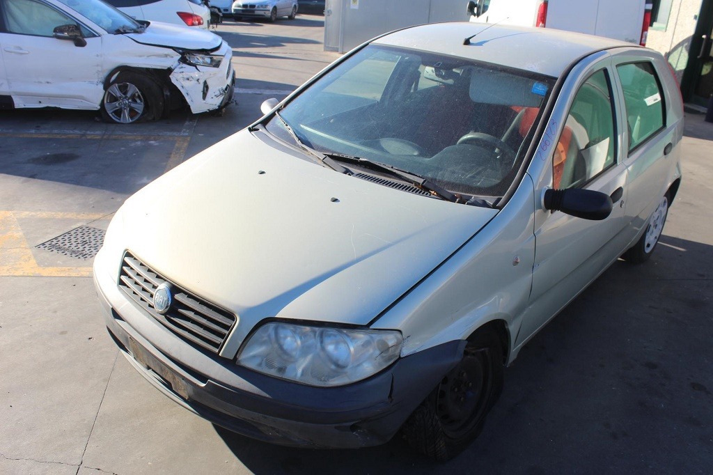 FIAT PUNTO 1.2 B 44KW 5M 5P (2005) RICAMBI USATI AUTO IN PIAZZALE 