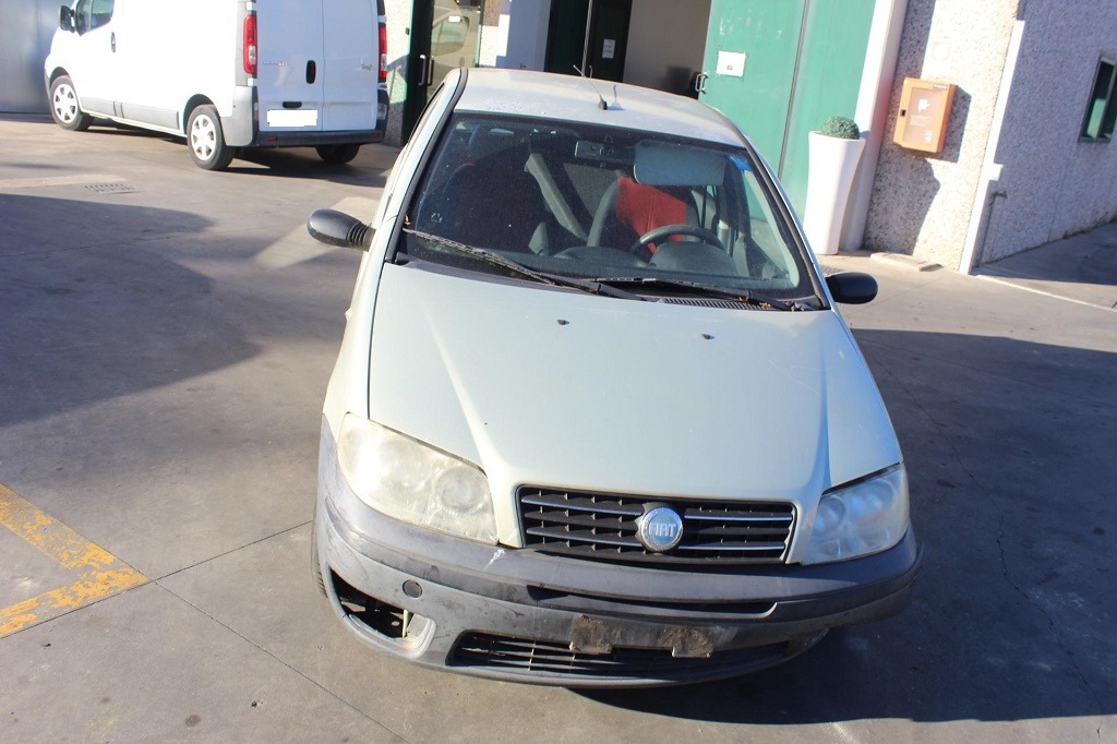 FIAT PUNTO 1.2 B 44KW 5M 5P (2005) RICAMBI USATI AUTO IN PIAZZALE 