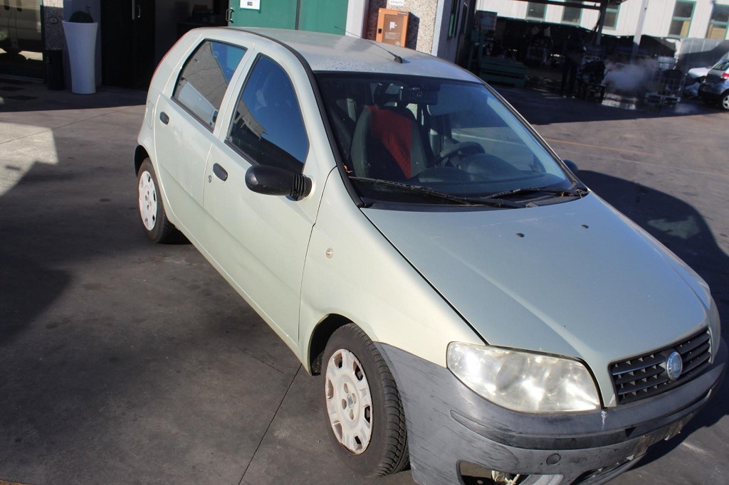 FIAT PUNTO 1.2 B 44KW 5M 5P (2005) RICAMBI USATI AUTO IN PIAZZALE 