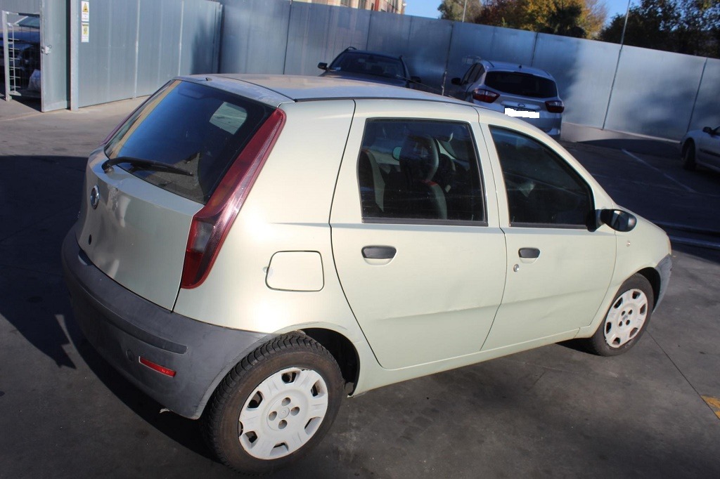 FIAT PUNTO 1.2 B 44KW 5M 5P (2005) RICAMBI USATI AUTO IN PIAZZALE 