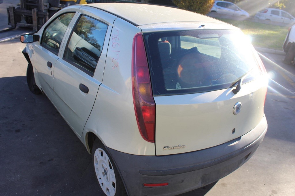 FIAT PUNTO 1.2 B 44KW 5M 5P (2005) RICAMBI USATI AUTO IN PIAZZALE 