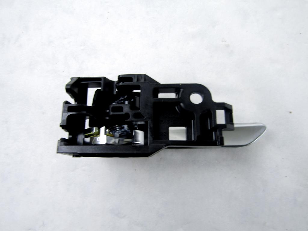 69273-33060 MANIGLIA INTERNA PORTA POSTERIORE DESTRA TOYOTA RAV 4 2.5 I 131KW AUT 5P (2022) RICAMBIO USATO