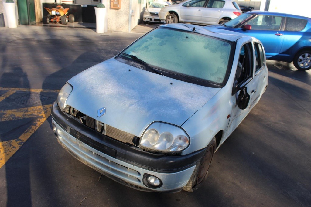 RENAULT CLIO 1.2 B 43KW 5M 5P (2001) RICAMBI USATI AUTO IN PIAZZALE 