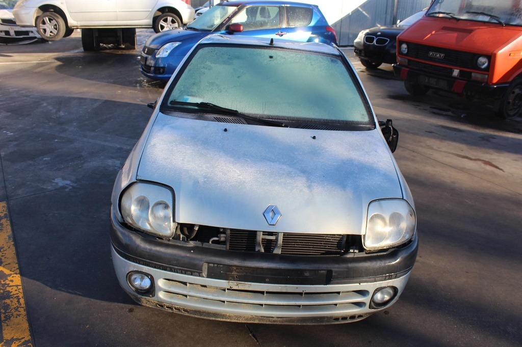 RENAULT CLIO 1.2 B 43KW 5M 5P (2001) RICAMBI USATI AUTO IN PIAZZALE 