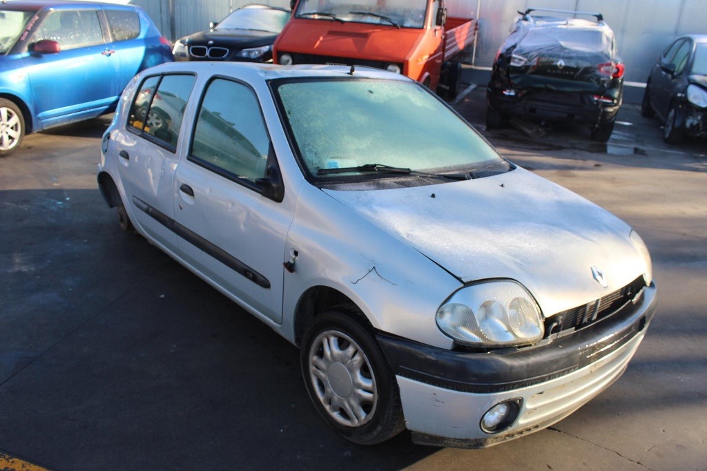 RENAULT CLIO 1.2 B 43KW 5M 5P (2001) RICAMBI USATI AUTO IN PIAZZALE 