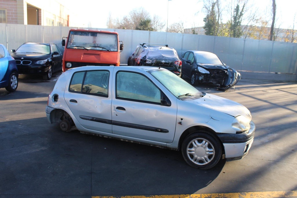 RENAULT CLIO 1.2 B 43KW 5M 5P (2001) RICAMBI USATI AUTO IN PIAZZALE 