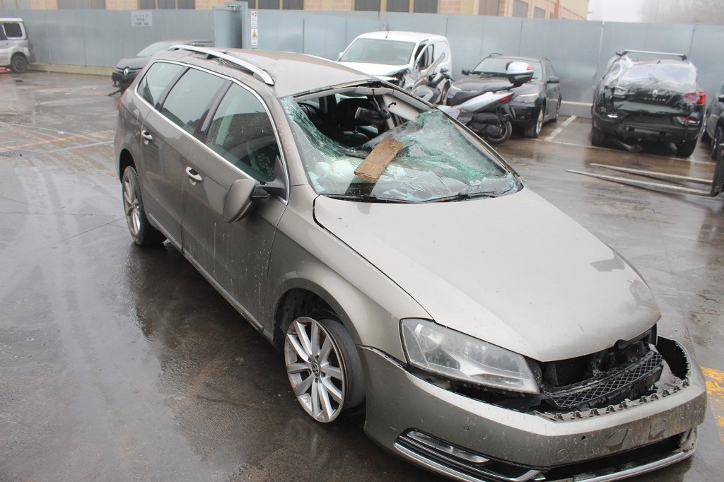 VOLKSWAGEN PASSAT SW 2.0 D 103KW AUT 5P (2012) RICAMBI IN MAGAZZINO