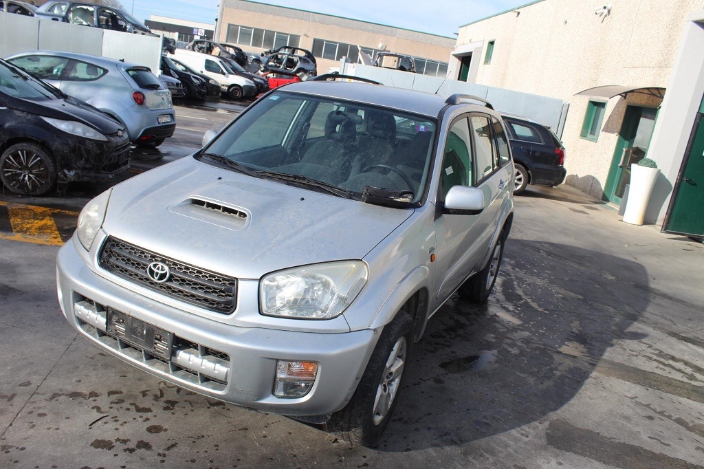 TOYOTA RAV4 2.0 D 4X4 85KW 5M 5P (2003) RICAMBI USATI AUTO IN PIAZZALE 