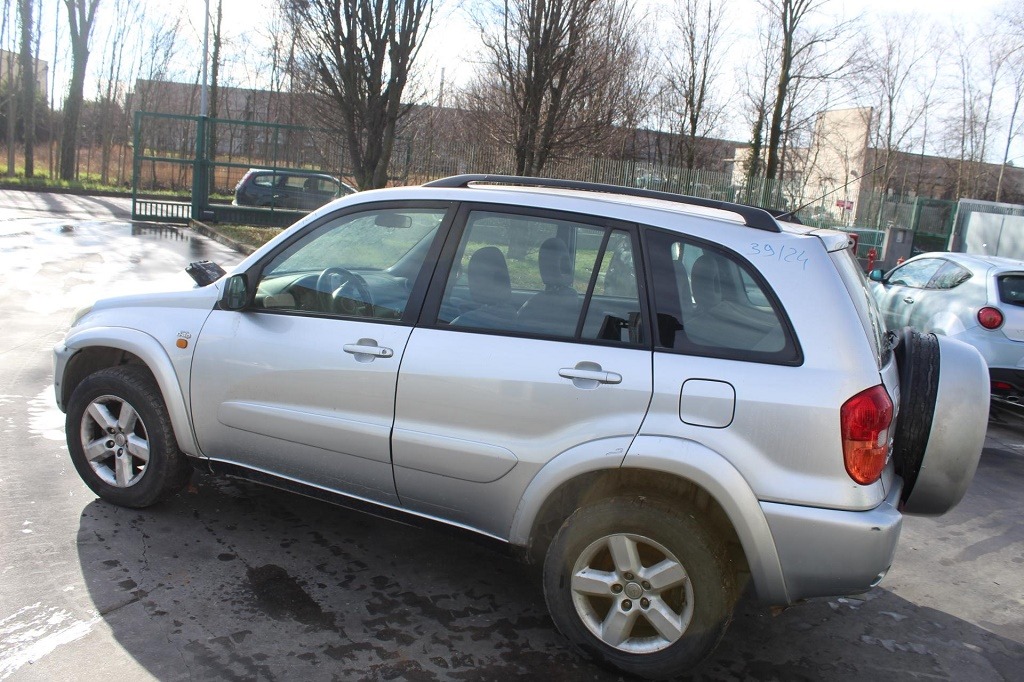 TOYOTA RAV4 2.0 D 4X4 85KW 5M 5P (2003) RICAMBI USATI AUTO IN PIAZZALE 