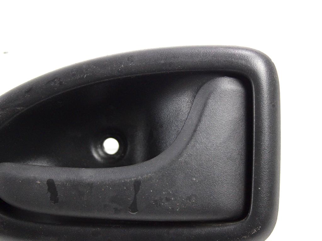 8200028995 MANIGLIA INTERNA PORTA ANTERIORE DESTRA RENAULT TRAFIC 1.9 D 74KW 6M 5P (2004) RICAMBIO USATO