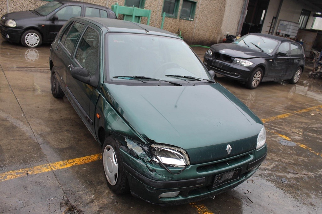 RENAULT CLIO 1.4 B 57KW 5M 5P (1996) RICAMBI USATI AUTO IN PIAZZALE 