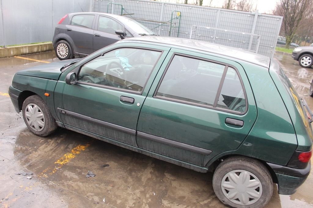 RENAULT CLIO 1.4 B 57KW 5M 5P (1996) RICAMBI USATI AUTO IN PIAZZALE 