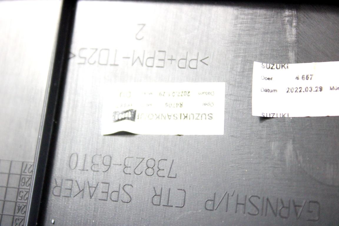 73823-63T0 RIVESTIMENTO CASSA ALTOPARLANTE CRUSCOTTO CENTRALE PARTE SUPERIORE SUZUKI S-CROSS 1.4 I 95KW 6M 5P (2022) RICAMBIO USATO