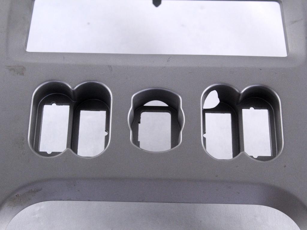 8200739438 MASCHERINA RIVESTIMENTO CENTRALE CRUSCOTTO DACIA SANDERO STEPWAY 1.5 D 50KW 5M 5P (2010) RICAMBIO USATO