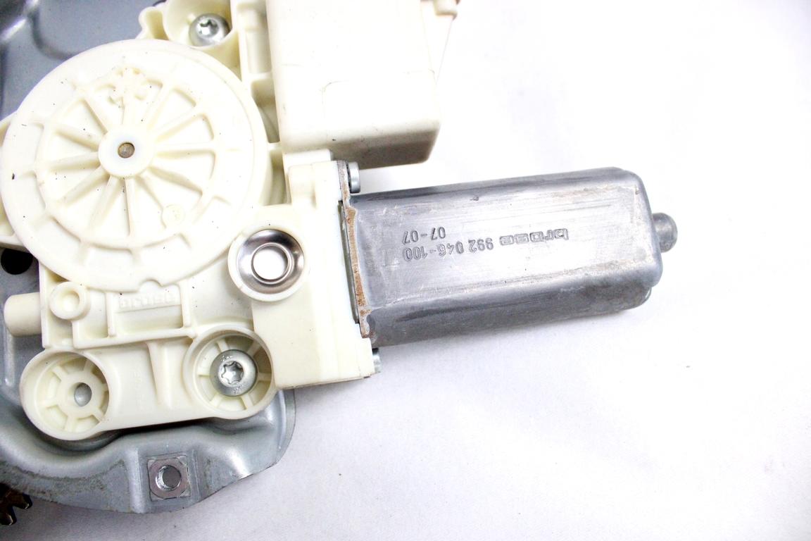 69810-05050 MOTORINO MECCANISMO ALZA-VETRO ALZA-CRISTALLO PORTA ANTERIORE DESTRA TOYOTA AVENSIS SW 2.2 D 110KW 6M 5P (2008) RICAMBIO USATO