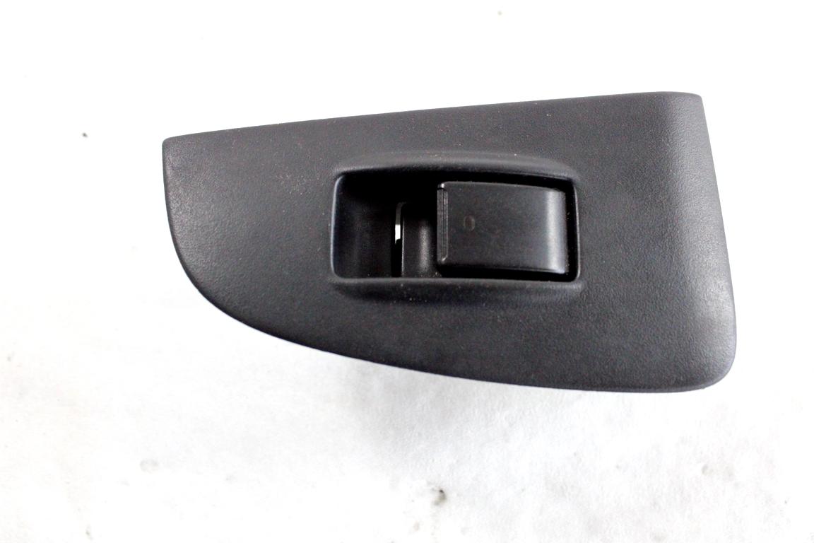 84810-05050 COMANDO INTERRUTTORE ALZA-VETRO ALZA-CRISTALLO PORTA ANTERIORE DESTRA TOYOTA AVENSIS SW 2.2 D 110KW 6M 5P (2008) RICAMBIO USATO