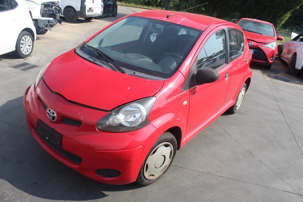 TOYOTA AYGO 1.0 B 50KW 5M 5P (2010) RICAMBI USATI AUTO IN PIAZZALE 