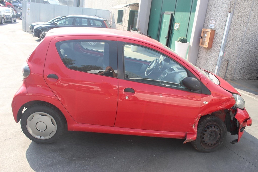 TOYOTA AYGO 1.0 B 50KW 5M 5P (2010) RICAMBI USATI AUTO IN PIAZZALE 