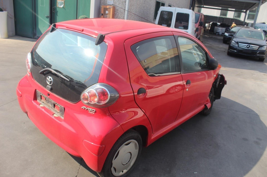 TOYOTA AYGO 1.0 B 50KW 5M 5P (2010) RICAMBI USATI AUTO IN PIAZZALE 