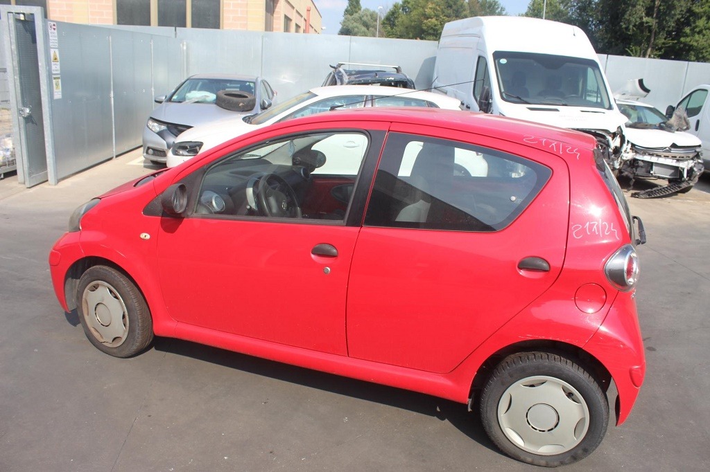 TOYOTA AYGO 1.0 B 50KW 5M 5P (2010) RICAMBI USATI AUTO IN PIAZZALE 