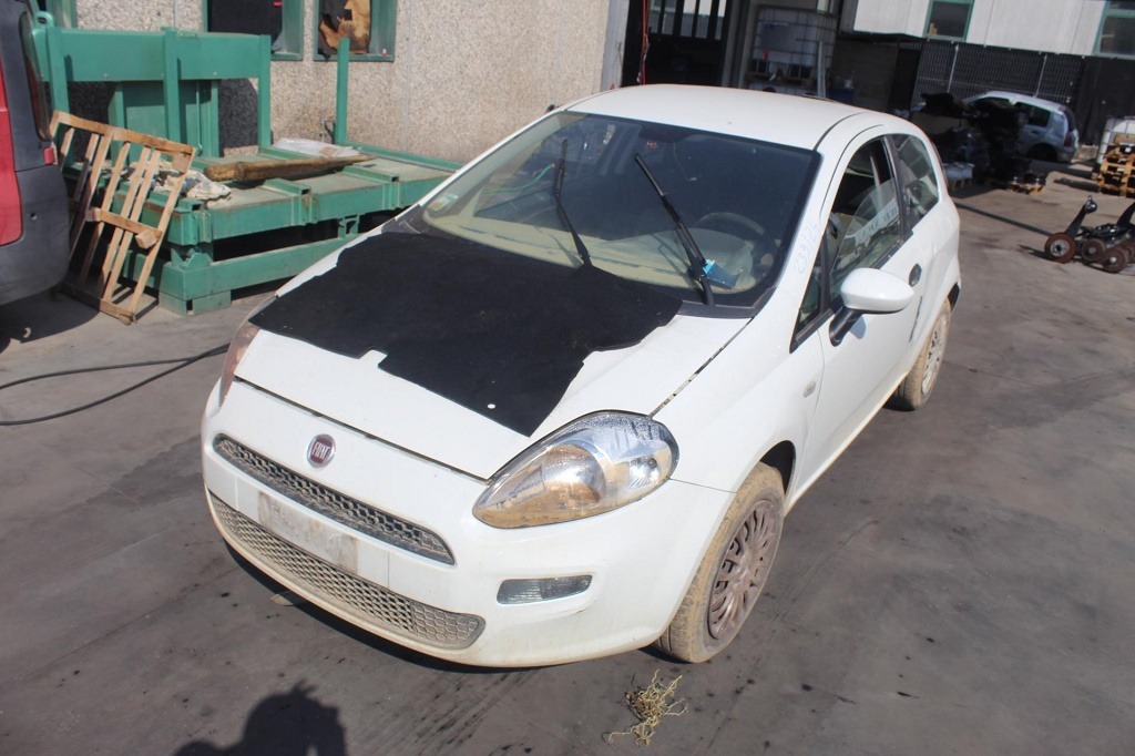 FIAT PUNTO 1.4 G 57KW 5M 3P (2013) RICAMBI USATI AUTO IN PIAZZALE 