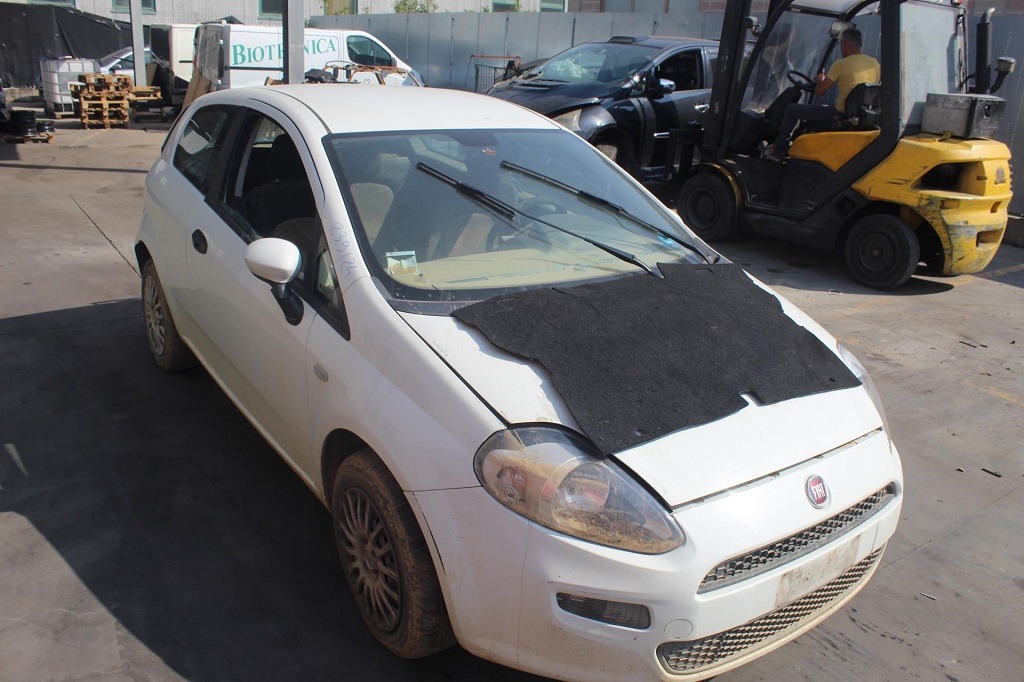 FIAT PUNTO 1.4 G 57KW 5M 3P (2013) RICAMBI USATI AUTO IN PIAZZALE 