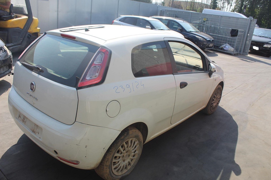 FIAT PUNTO 1.4 G 57KW 5M 3P (2013) RICAMBI USATI AUTO IN PIAZZALE 