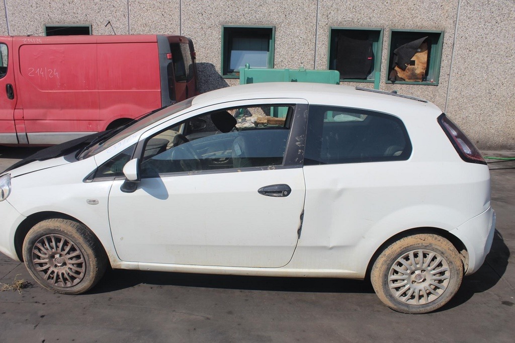 FIAT PUNTO 1.4 G 57KW 5M 3P (2013) RICAMBI USATI AUTO IN PIAZZALE 