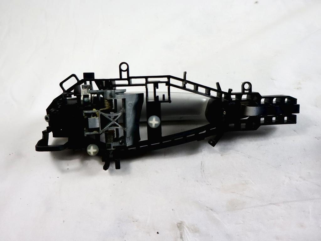 51217326918 MANIGLIA ESTERNA PORTA ANTERIORE DESTRA BMW SERIE 3 316D F31 SW 2.0 D 85KW 6M 5P (2013) RICAMBIO USATO