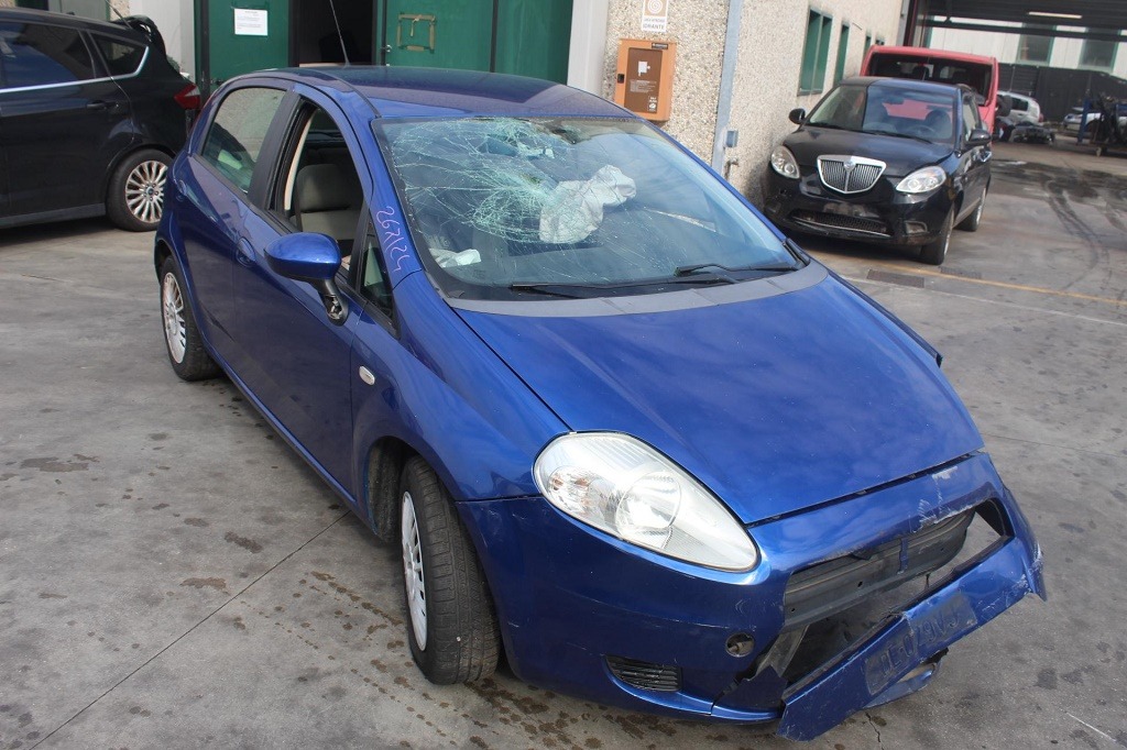 FIAT GRANDE PUNTO 1.2 B 48KW 5M 5P (2007) RICAMBI USATI AUTO IN PIAZZALE 