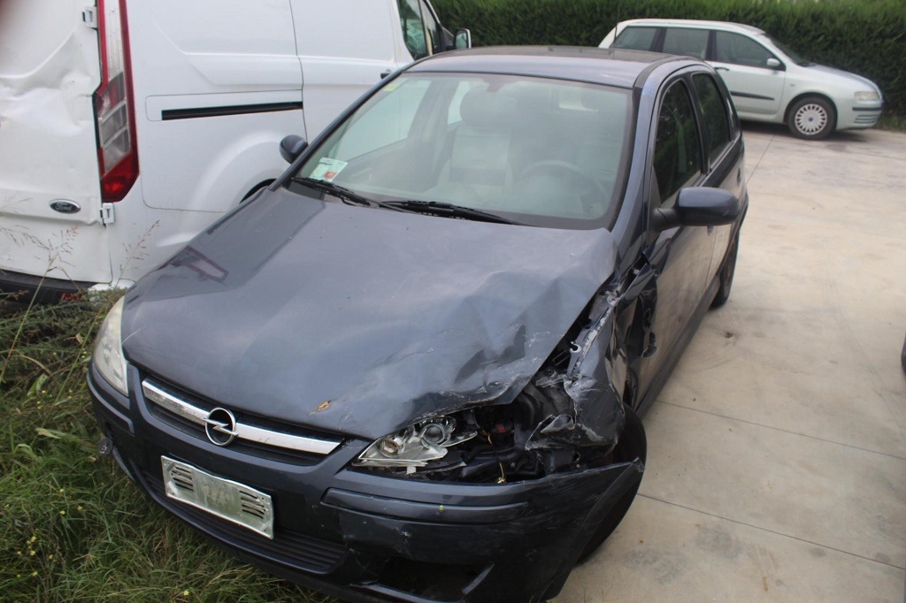 OPEL CORSA C 1.2 B 59KW 5M 5P (2006) RICAMBI USATI AUTO IN PIAZZALE 