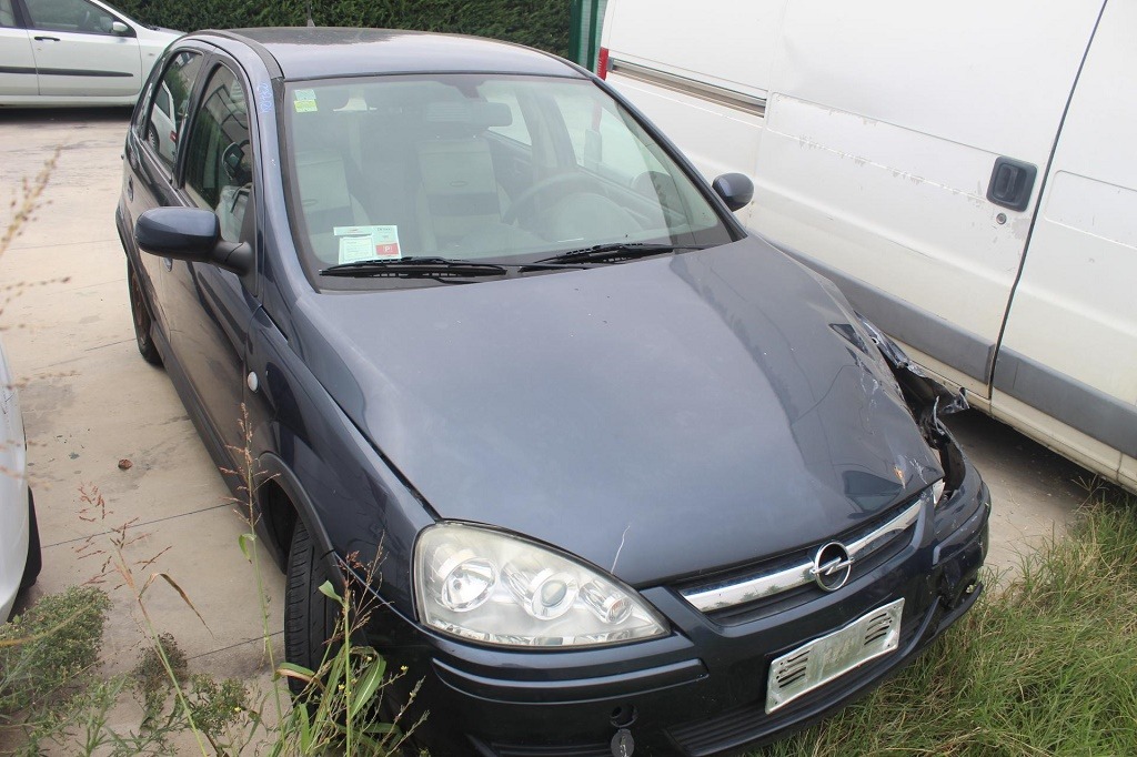 OPEL CORSA C 1.2 B 59KW 5M 5P (2006) RICAMBI USATI AUTO IN PIAZZALE 