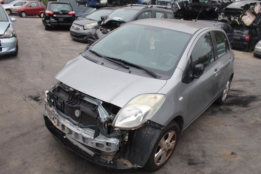 TOYOTA YARIS 1.3 B 64KW 5M 5P (2006) RICAMBI USATI AUTO IN PIAZZALE 