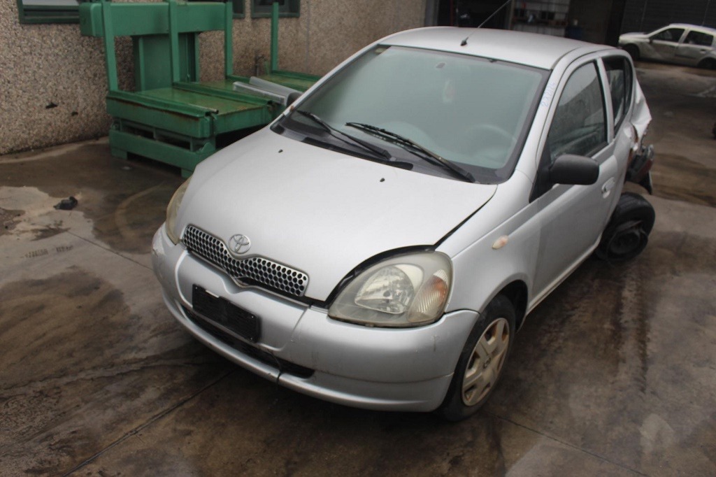 TOYOTA YARIS 1.4 D 55KW 5M 5P (2002) RICAMBI USATI AUTO IN PIAZZALE 