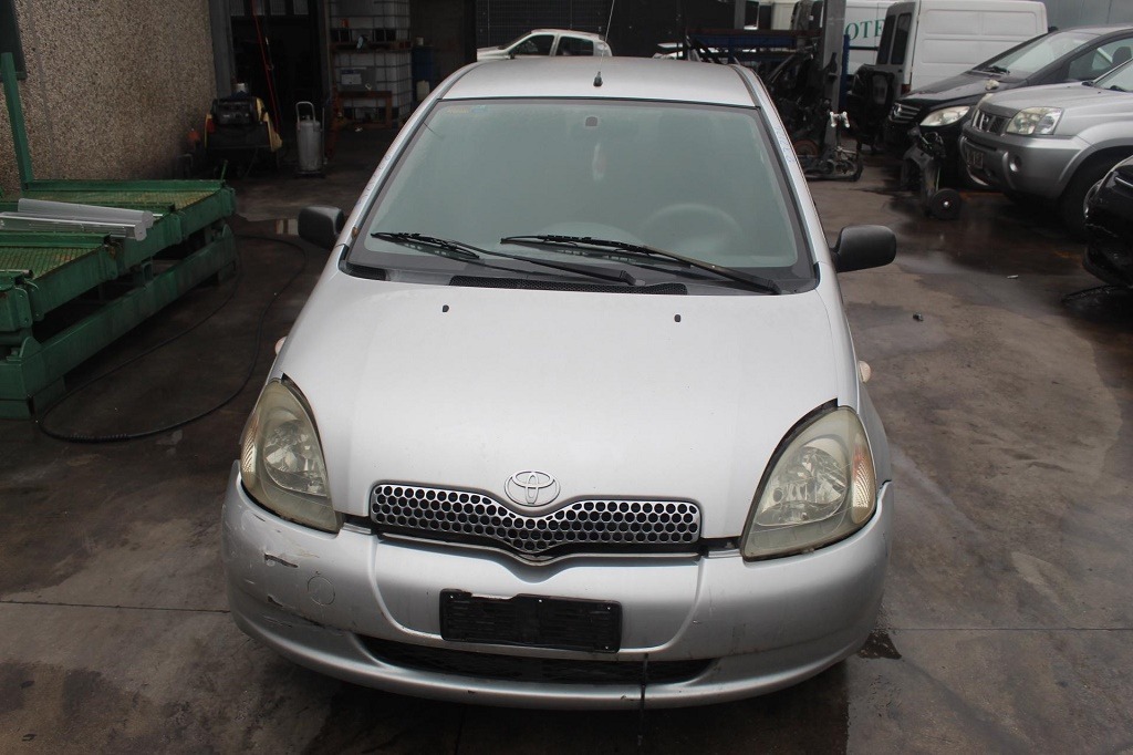 TOYOTA YARIS 1.4 D 55KW 5M 5P (2002) RICAMBI USATI AUTO IN PIAZZALE 